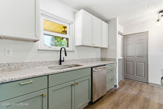 290 N Steedland Dr, Louisville, KY 40229