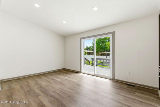 290 N Steedland Dr, Louisville, KY 40229