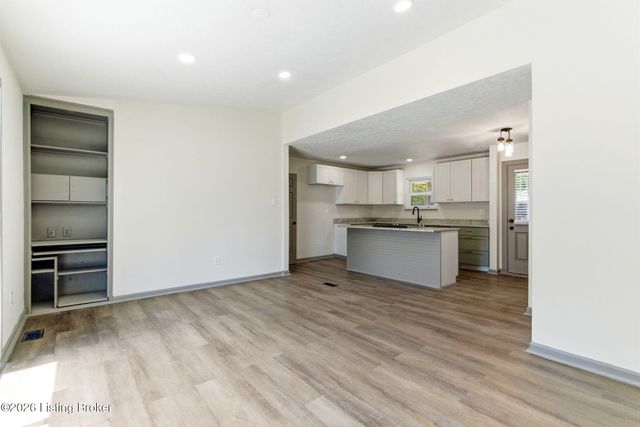 290 N Steedland Dr, Louisville, KY 40229
