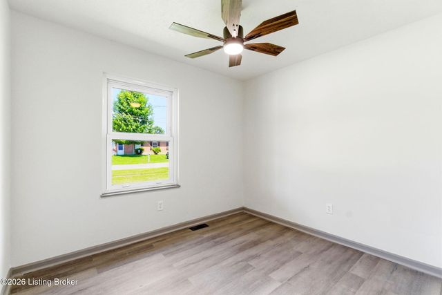 290 N Steedland Dr, Louisville, KY 40229