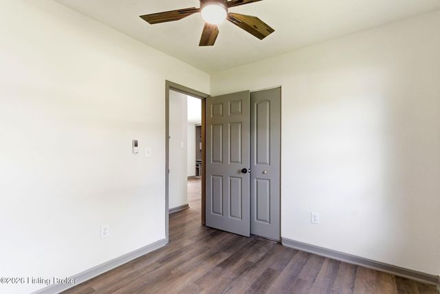 290 N Steedland Dr, Louisville, KY 40229