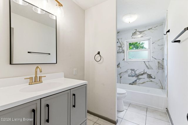 290 N Steedland Dr, Louisville, KY 40229