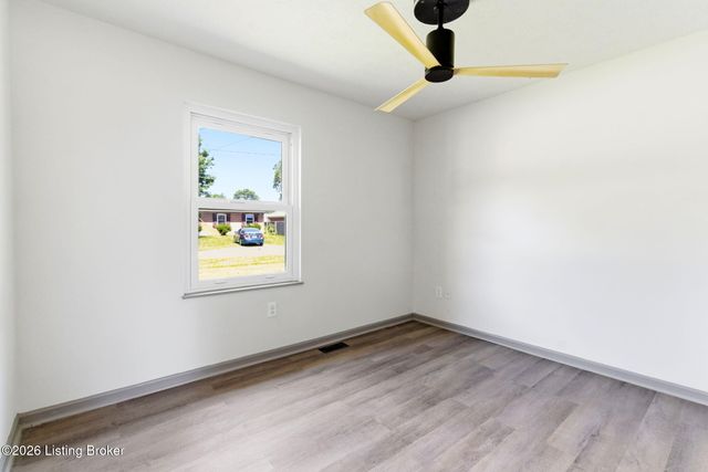 290 N Steedland Dr, Louisville, KY 40229