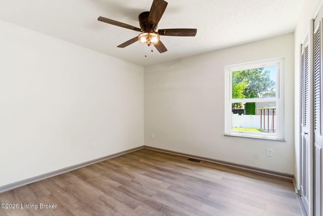 290 N Steedland Dr, Louisville, KY 40229