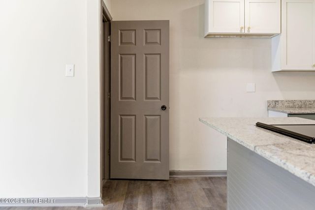 290 N Steedland Dr, Louisville, KY 40229