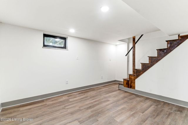 290 N Steedland Dr, Louisville, KY 40229