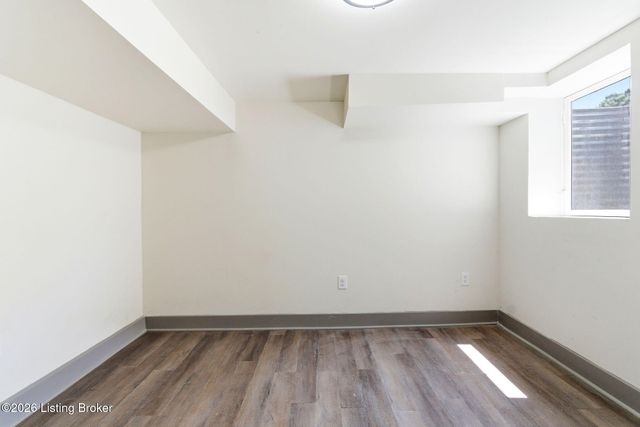 290 N Steedland Dr, Louisville, KY 40229