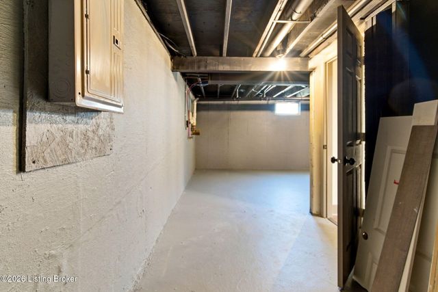 290 N Steedland Dr, Louisville, KY 40229