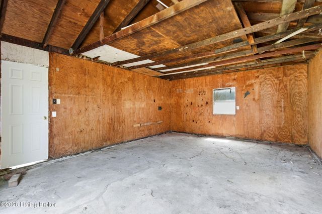 290 N Steedland Dr, Louisville, KY 40229