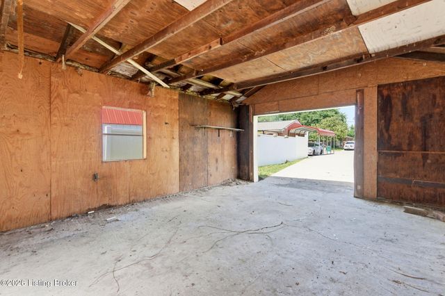 290 N Steedland Dr, Louisville, KY 40229