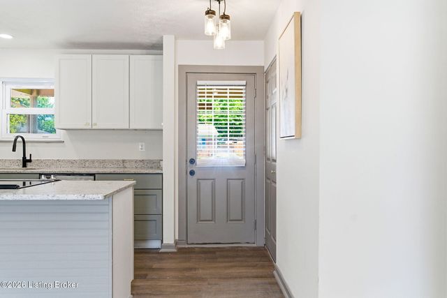 290 N Steedland Dr, Louisville, KY 40229