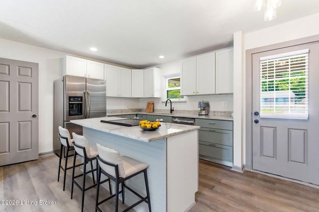 290 N Steedland Dr, Louisville, KY 40229