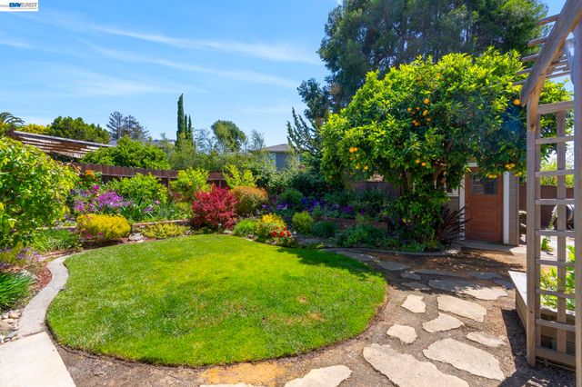 3635 Northwood Dr, Castro Valley, CA 94546
