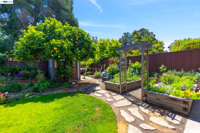 3635 Northwood Dr, Castro Valley, CA 94546