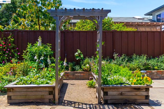 3635 Northwood Dr, Castro Valley, CA 94546