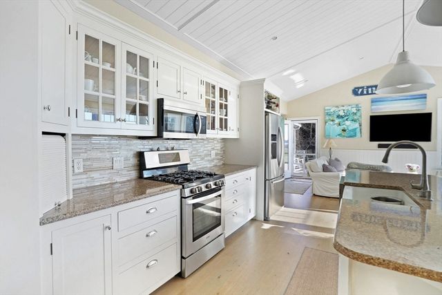 16 Frog Hollow, Tisbury, MA 02557