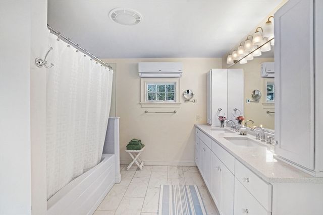 16 Frog Hollow, Tisbury, MA 02557