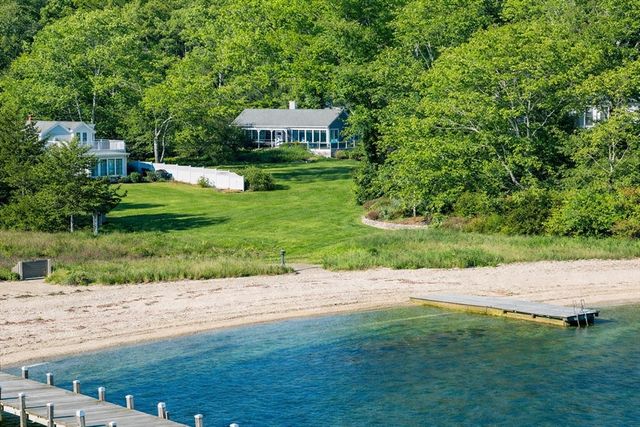 16 Frog Hollow, Tisbury, MA 02557