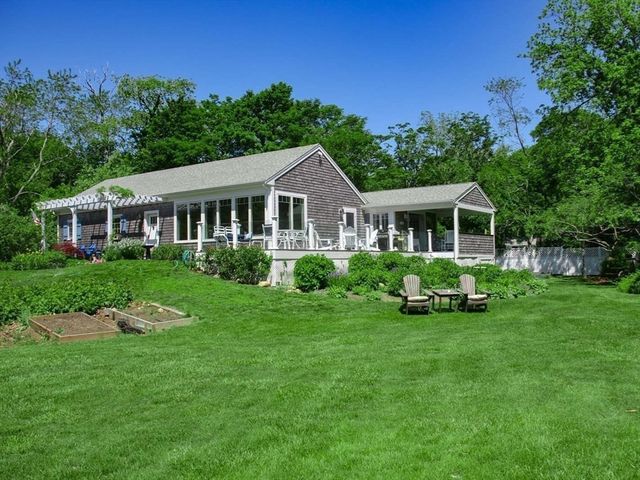 16 Frog Hollow, Tisbury, MA 02557