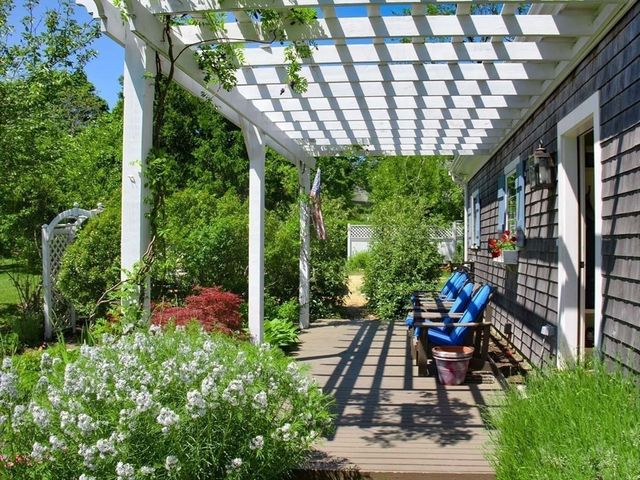 16 Frog Hollow, Tisbury, MA 02557