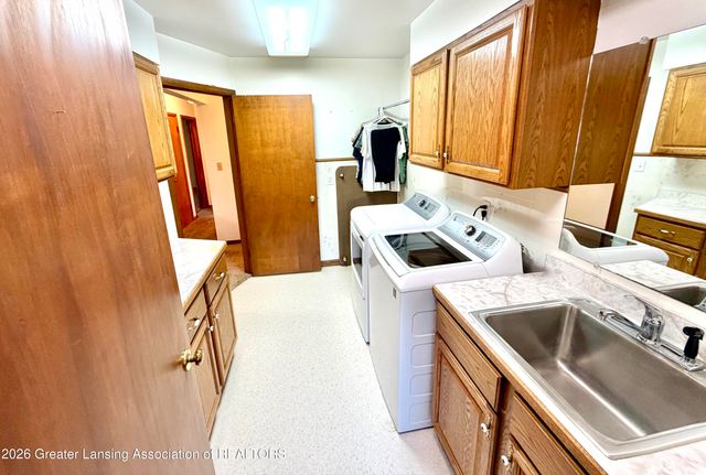 1616 E Clinton, Charlotte, MI 48813