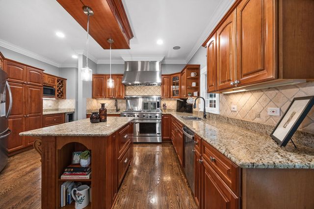 70 S Parkway Drive, Naperville, IL 60540