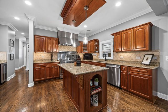 70 S Parkway Drive, Naperville, IL 60540