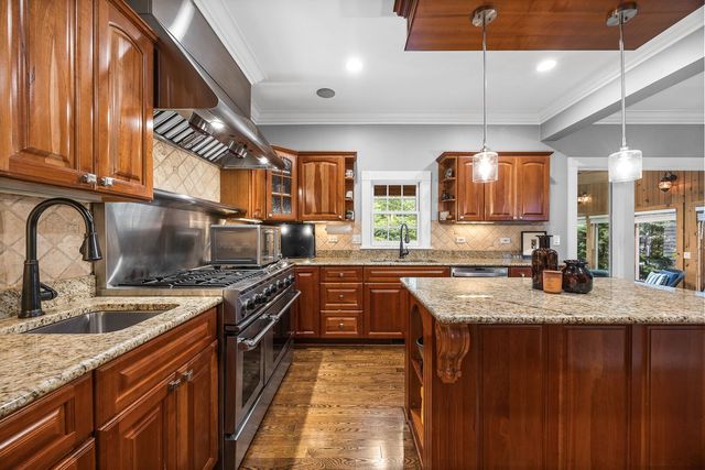 70 S Parkway Drive, Naperville, IL 60540