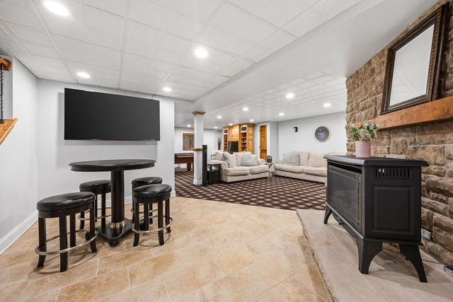 70 S Parkway Drive, Naperville, IL 60540