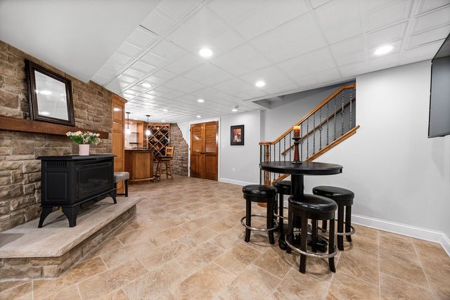 70 S Parkway Drive, Naperville, IL 60540