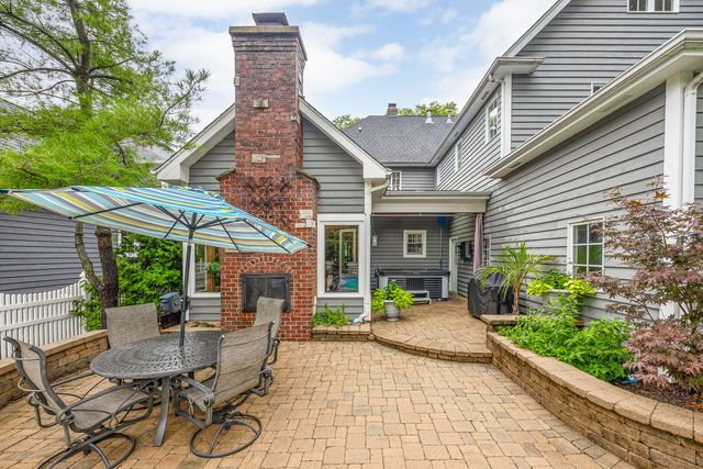 70 S Parkway Drive, Naperville, IL 60540
