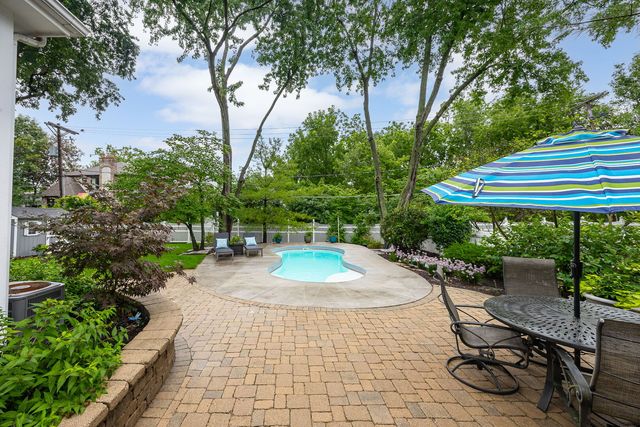 70 S Parkway Drive, Naperville, IL 60540
