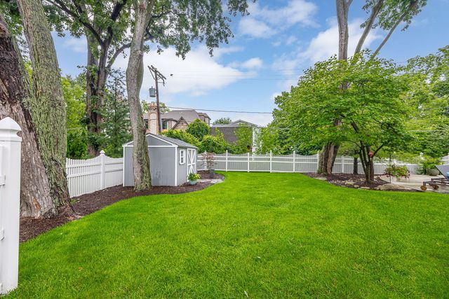 70 S Parkway Drive, Naperville, IL 60540