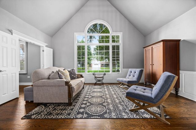 70 S Parkway Drive, Naperville, IL 60540