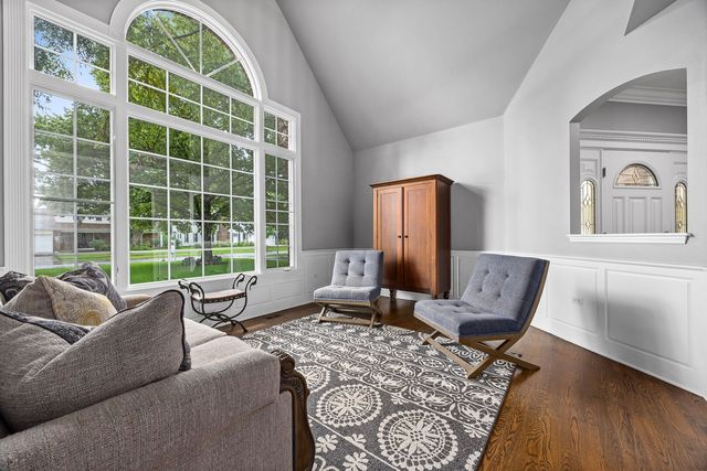 70 S Parkway Drive, Naperville, IL 60540