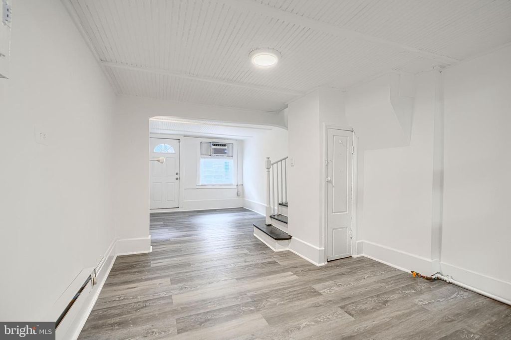 Image 3 of property listing at 2015 SPARK CT, Baltimore, MD 21231