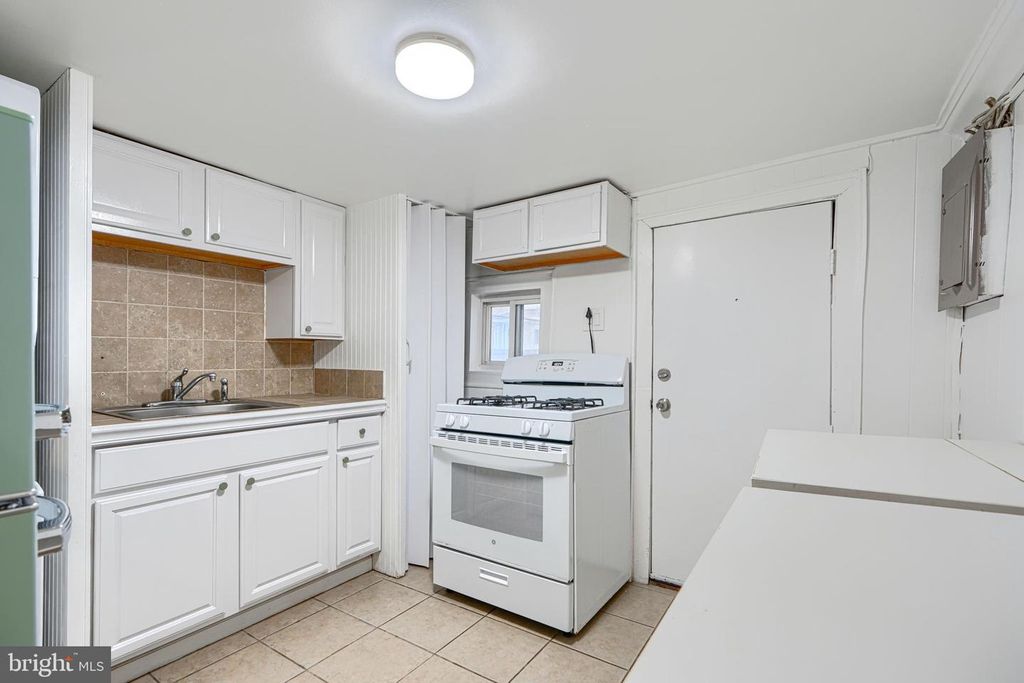 Image 6 of property listing at 2015 SPARK CT, Baltimore, MD 21231