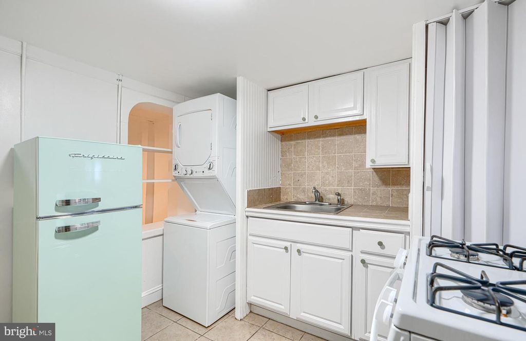Image 7 of property listing at 2015 SPARK CT, Baltimore, MD 21231