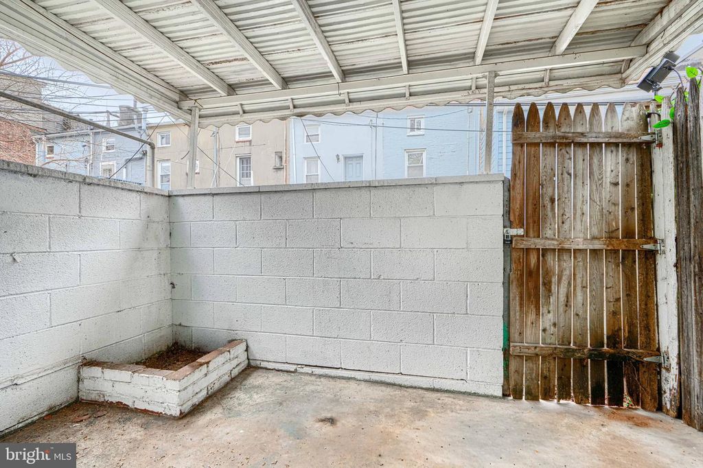 Image 8 of property listing at 2015 SPARK CT, Baltimore, MD 21231