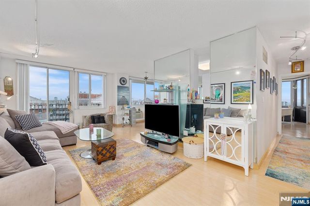 160 Overlook Avenue 22F, Hackensack, NJ 07601