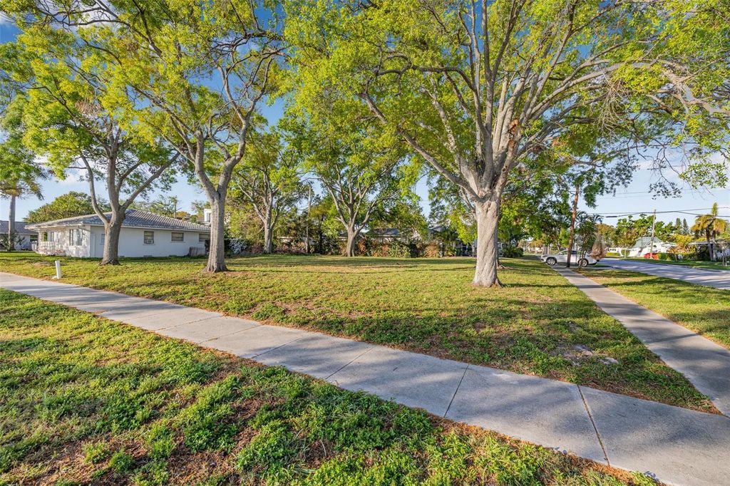 Image 3 of property listing at 604 CHANNEL DRIVE, Tampa, FL 33606