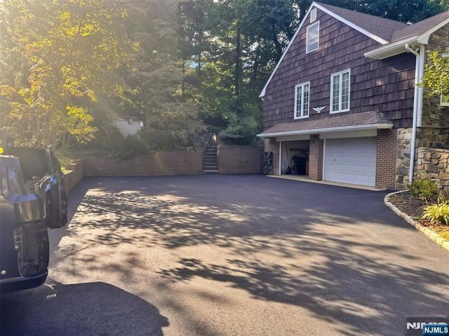 26 Faber Drive, Hawthorne, NJ 07506