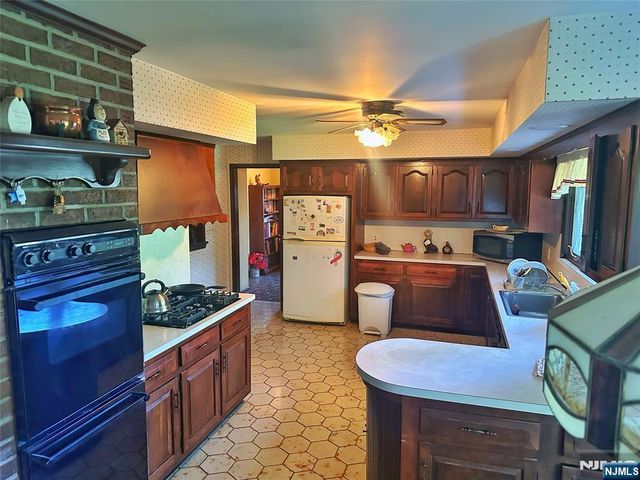 26 Faber Drive, Hawthorne, NJ 07506