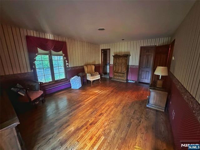 26 Faber Drive, Hawthorne, NJ 07506