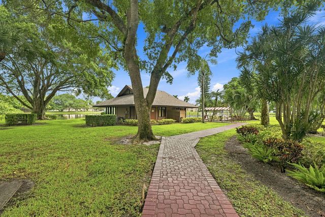 9440 POINCIANA Place 314, Davie, FL 33324