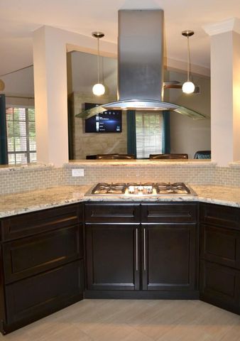 43 Hickory Oak Drive, The Woodlands, TX 77381