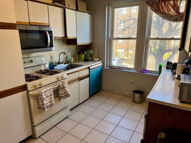 2039 Commonwealth Ave. 6, Boston, MA 02135