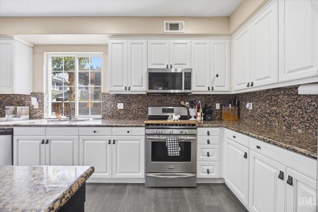11206 Baltra Way, Bakersfield, CA 93306
