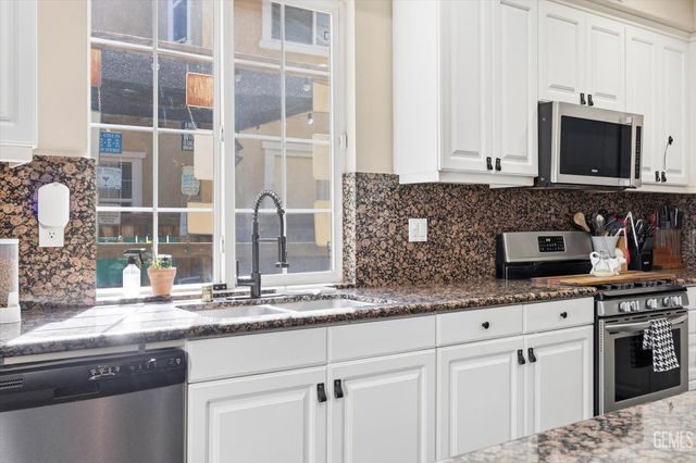 11206 Baltra Way, Bakersfield, CA 93306