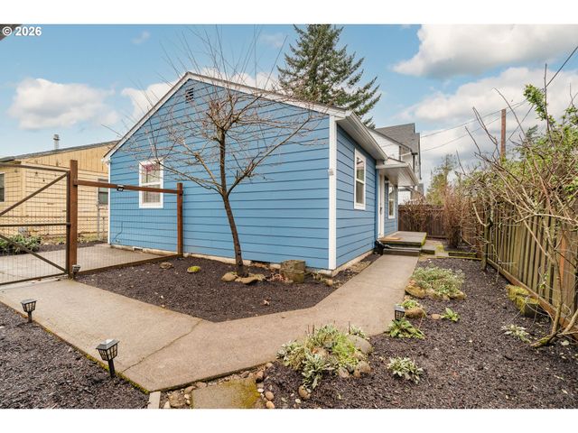 8609 Se FLAVEL St, Portland, OR 97266